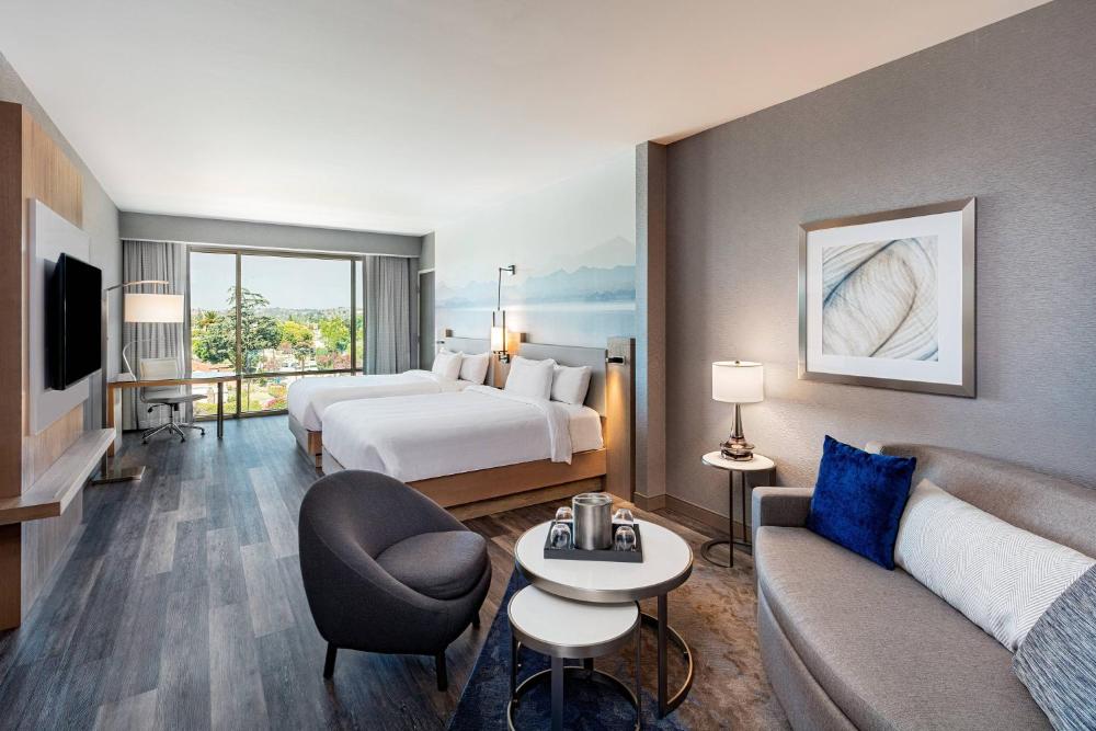 Larger Guest room, 2 Queen, Sofa bed   interior